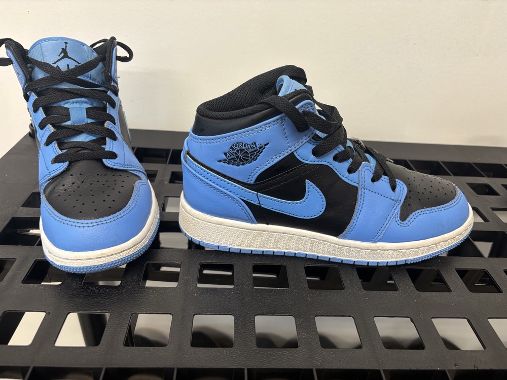 Air Jordon 1 Mid - University Blue - Size 4Youth